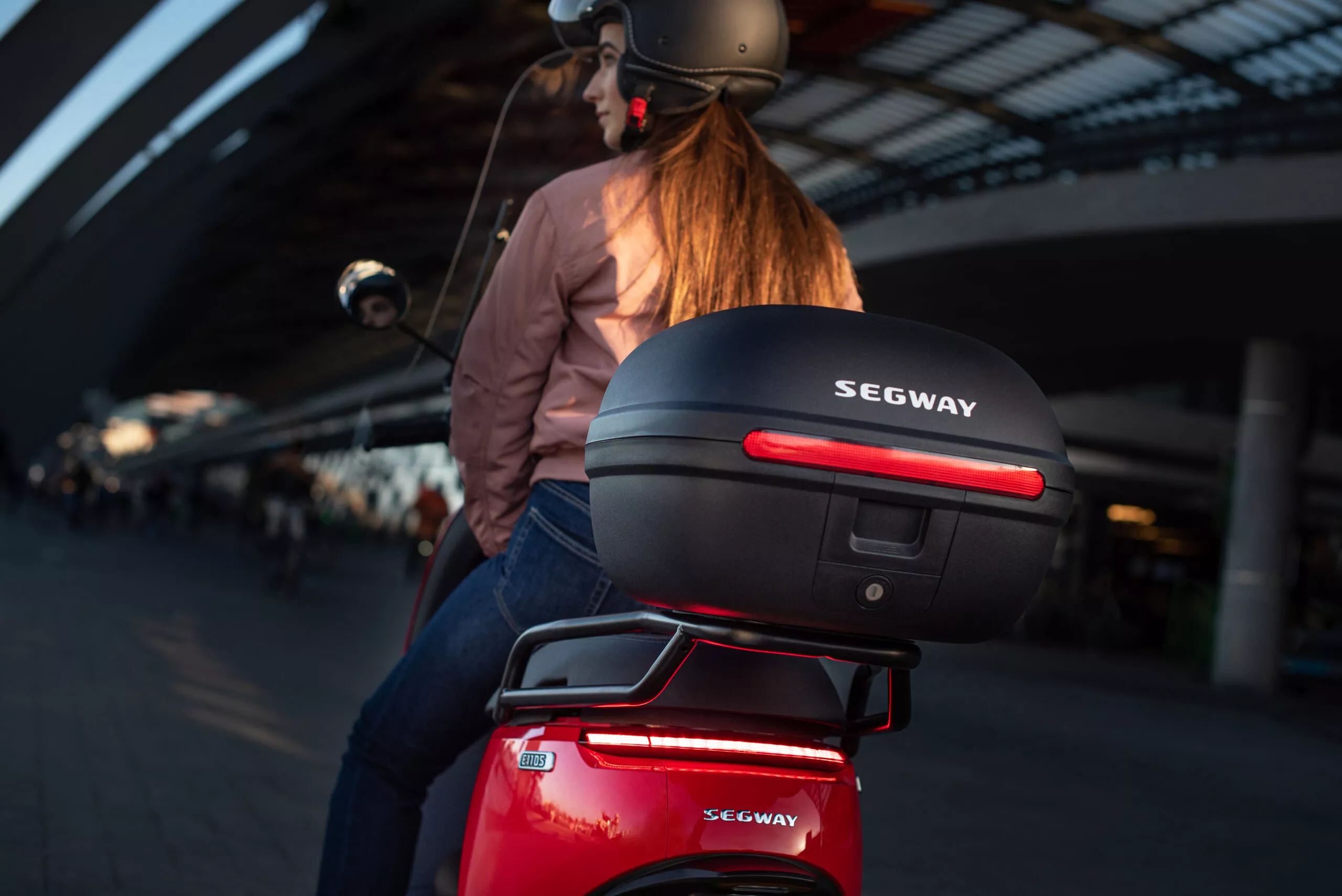 Segway-eScooter_E110S_Accessories_Woman-back-view-with-trunk-scaled.jpg